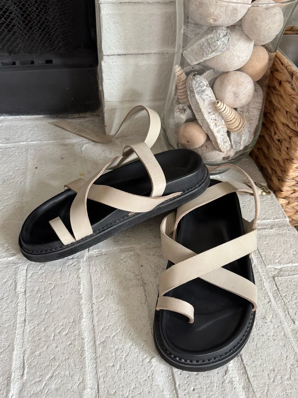 Liberté Bronte Sandal Ivory Leather Strappy Toe Loop Ankle Wrap EU 38